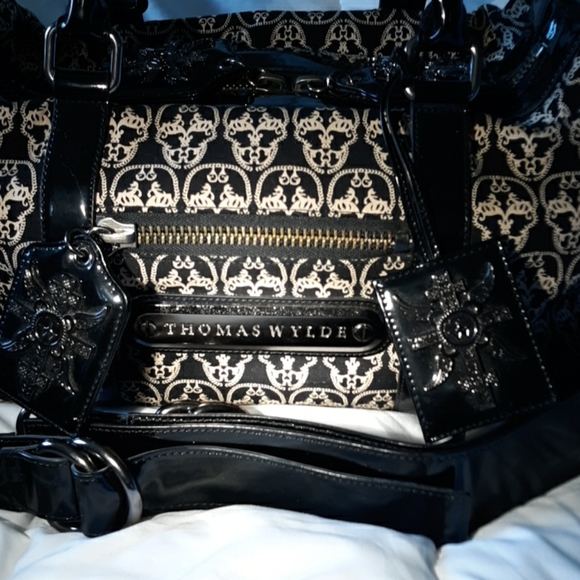 Thomas Wylde Overnight Bag with shoulder strap - Picture 3 of 8